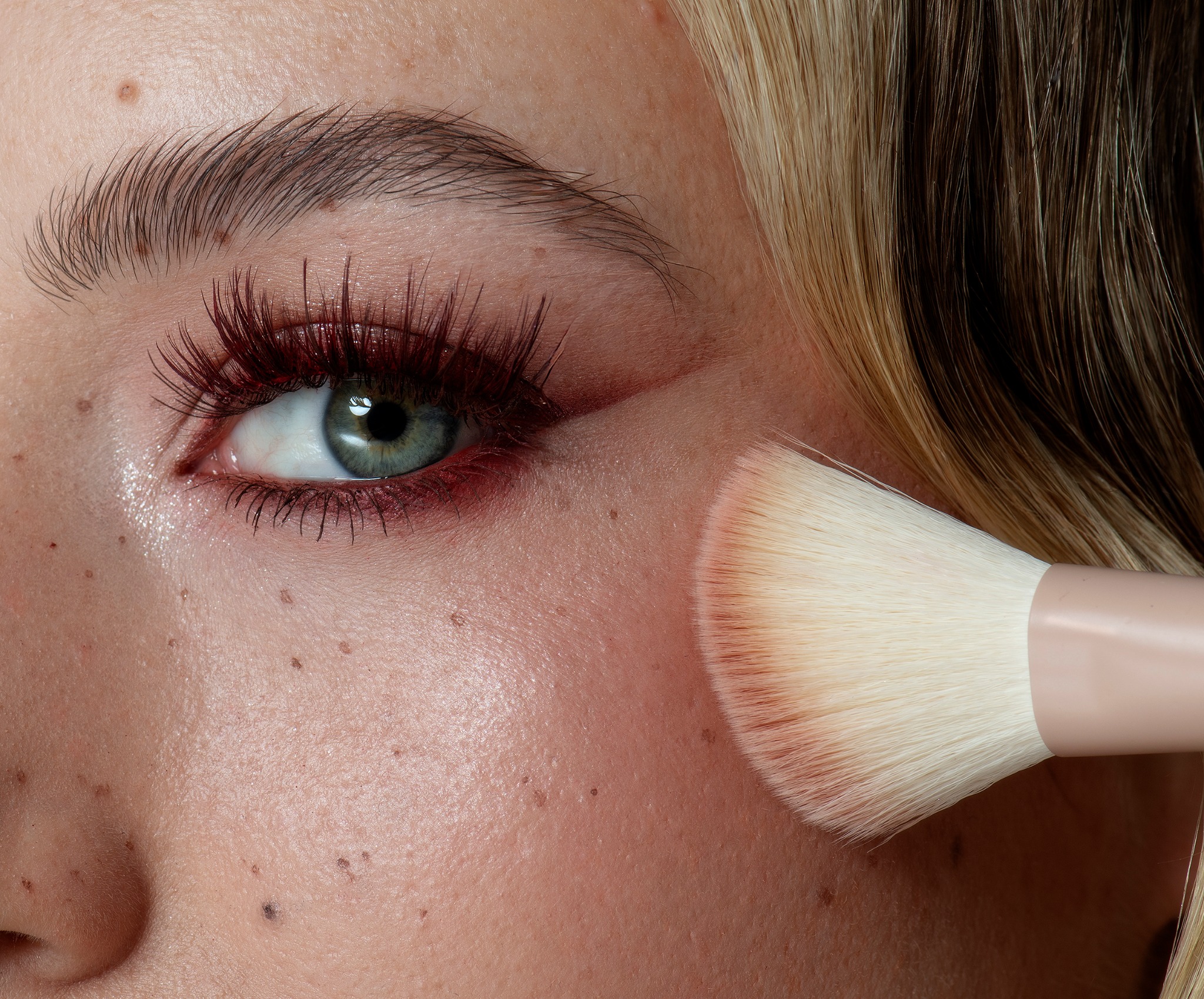 Detalle beauty de ojo y pincel cosmético