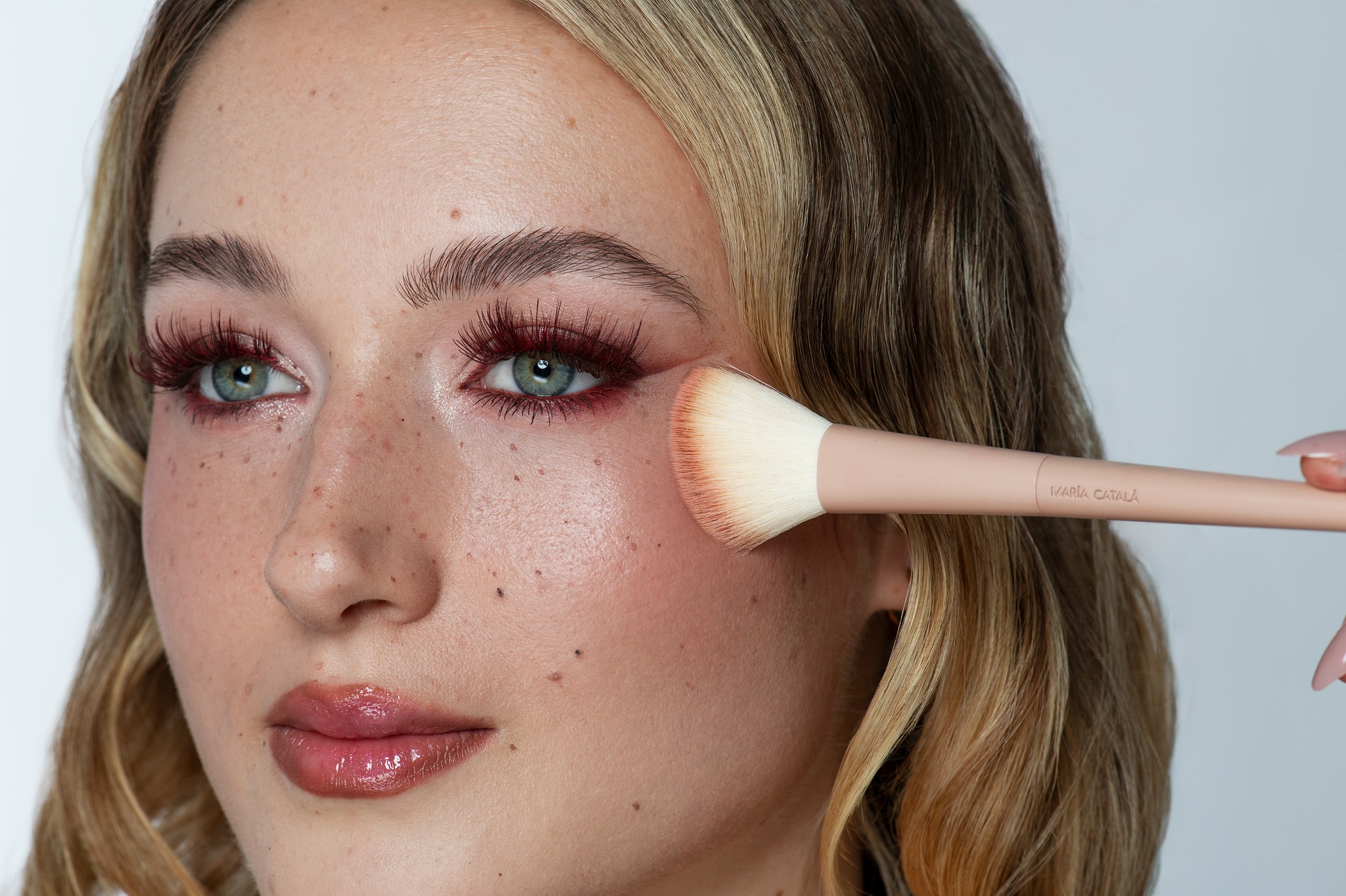 Pincel cosmético aplicado sobre el rostro