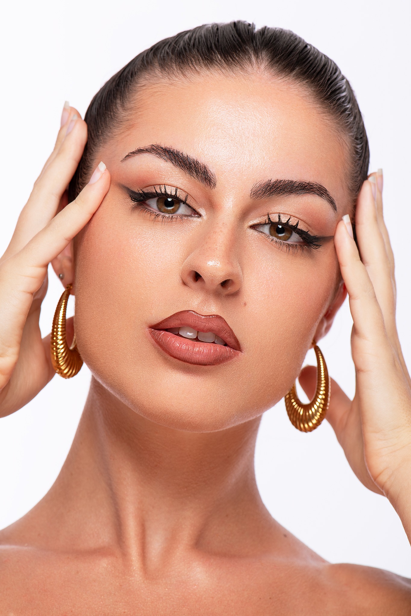 Beauty editorial con dirección de manos