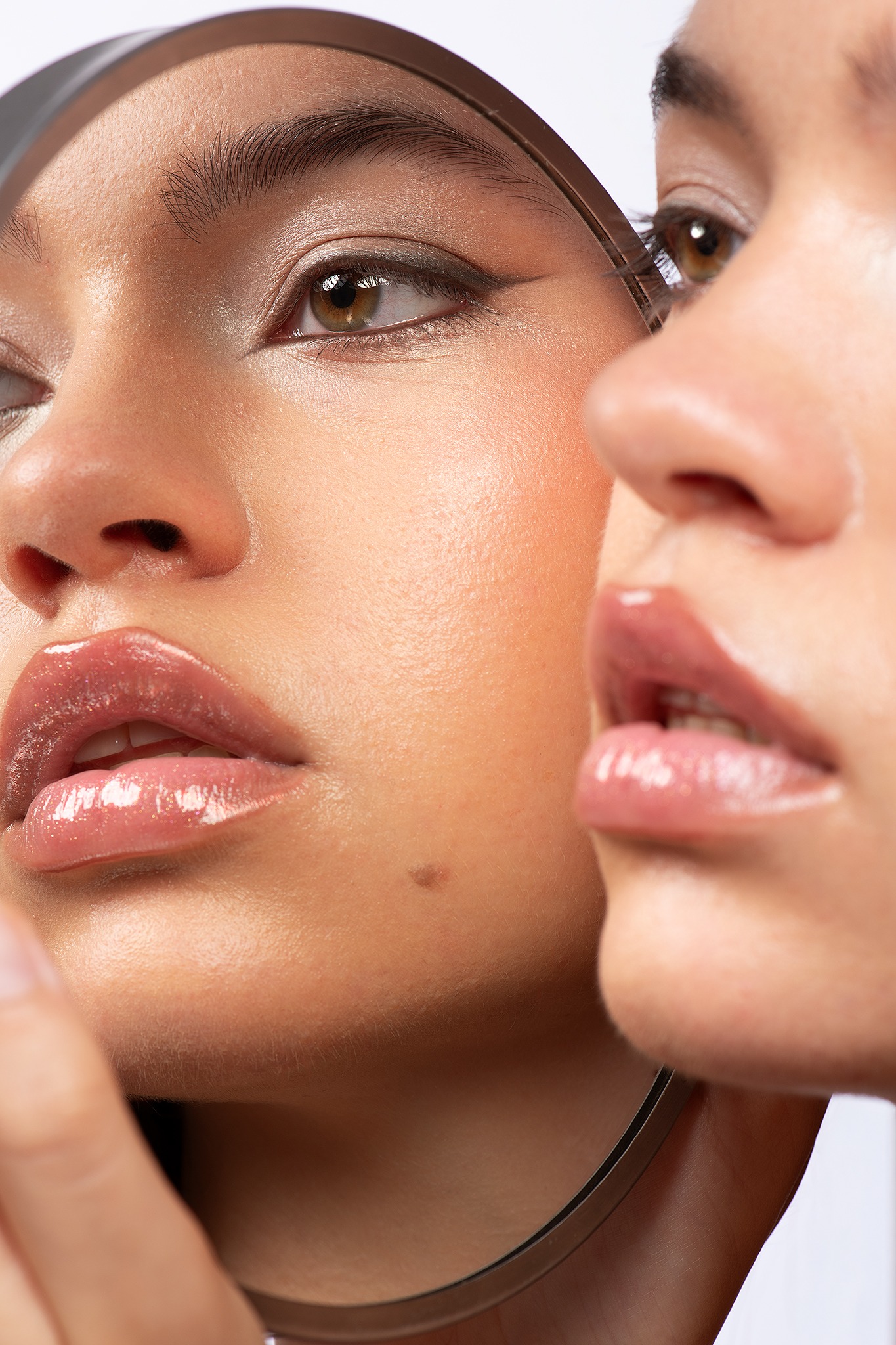 Reflection, retrato beauty con espejo de Daria Stelmakh