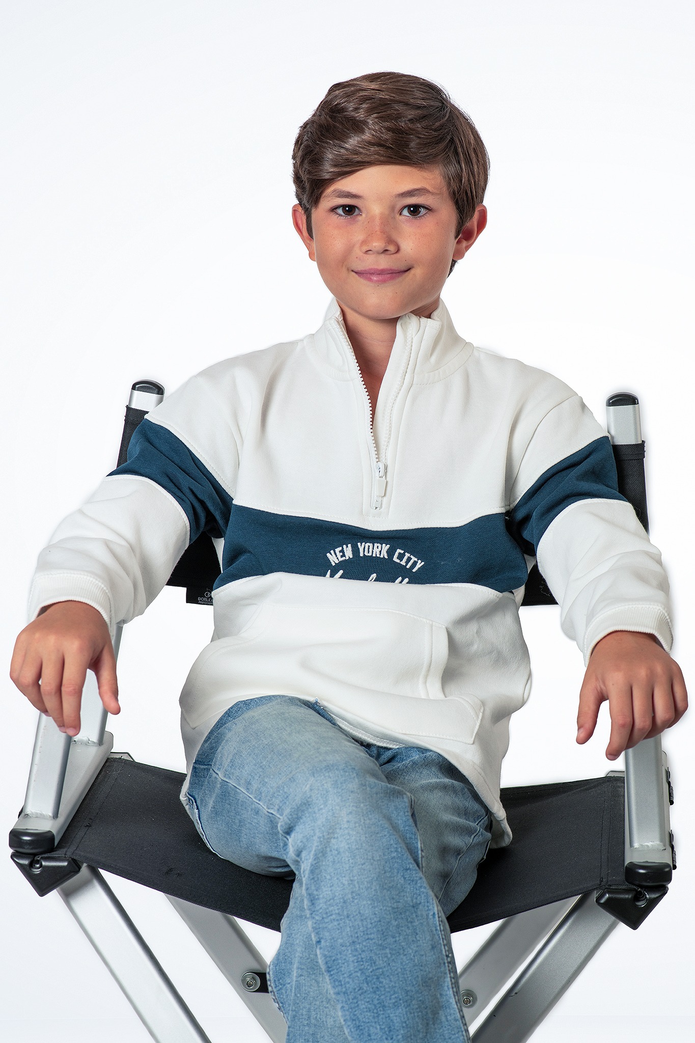 Actor junior sentado en silla de dirección