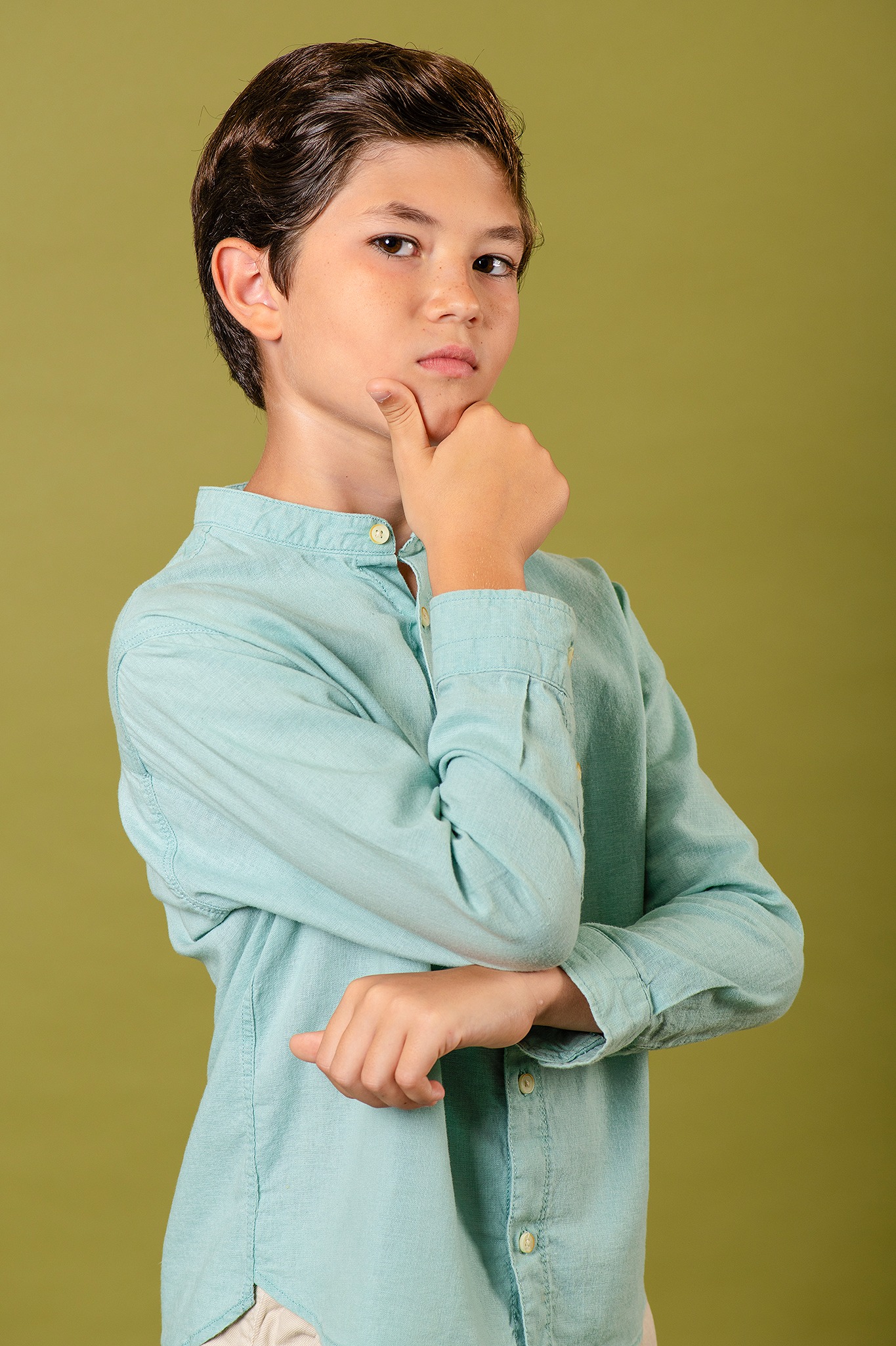 Retrato juvenil con fondo verde