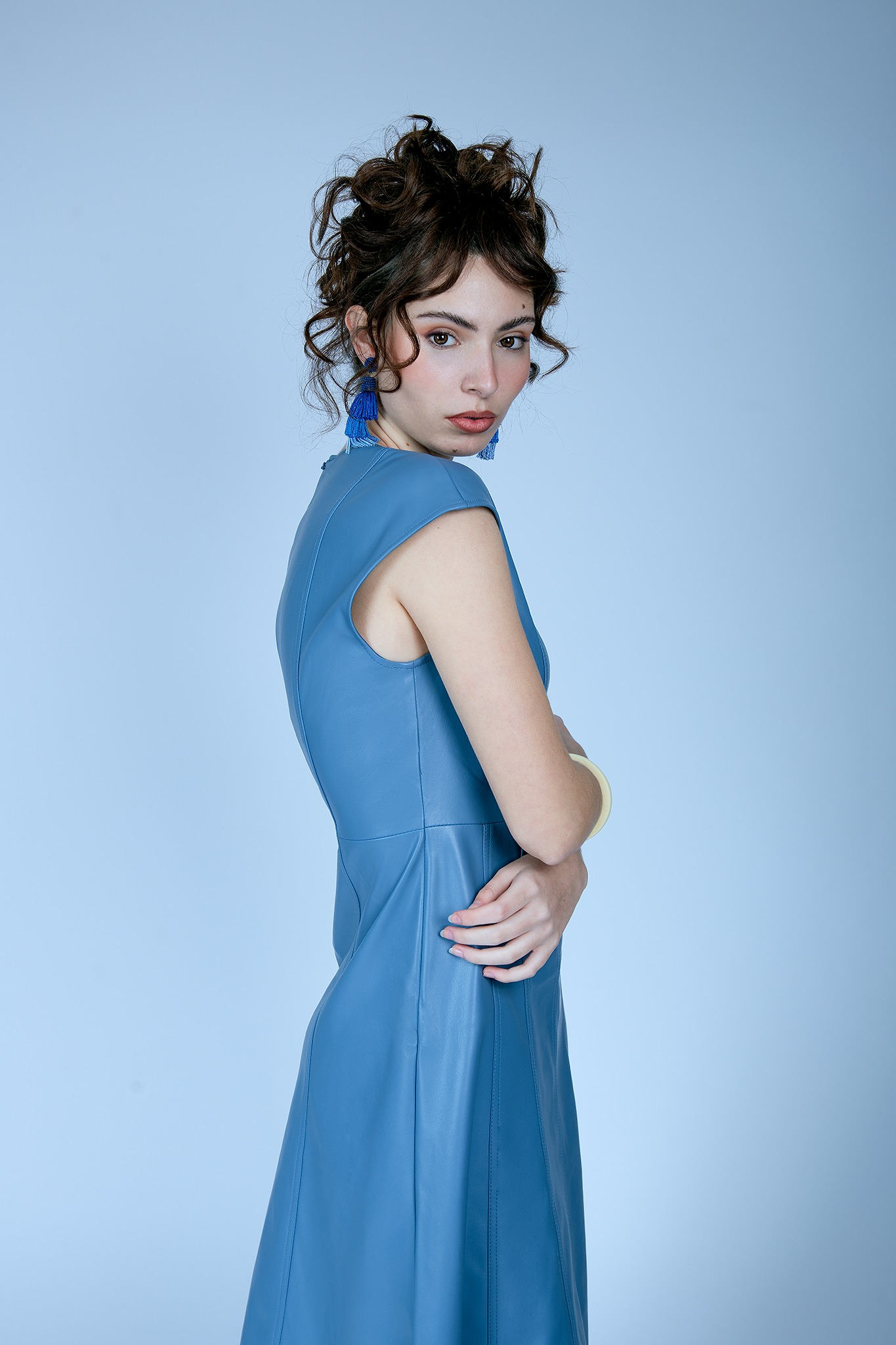 Fotografía de moda en vestido azul