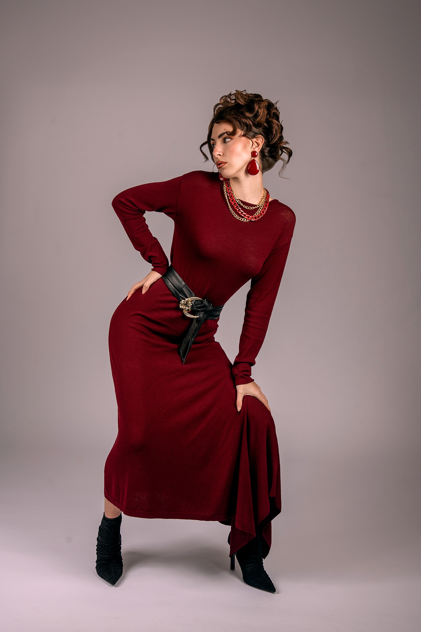 Retrato editorial en vestido burdeos