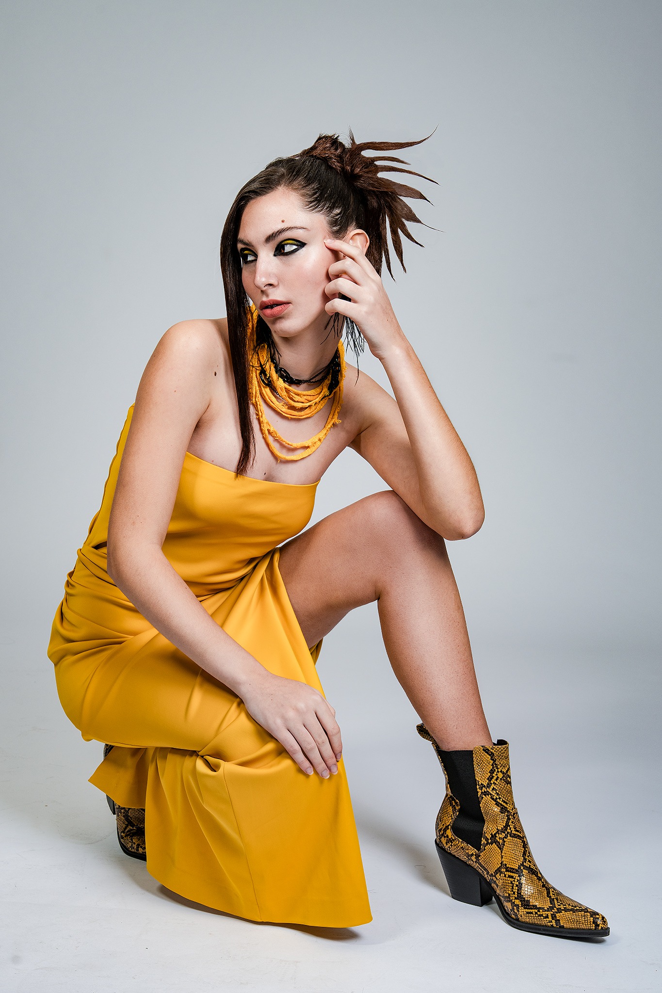 Moda editorial en vestido amarillo