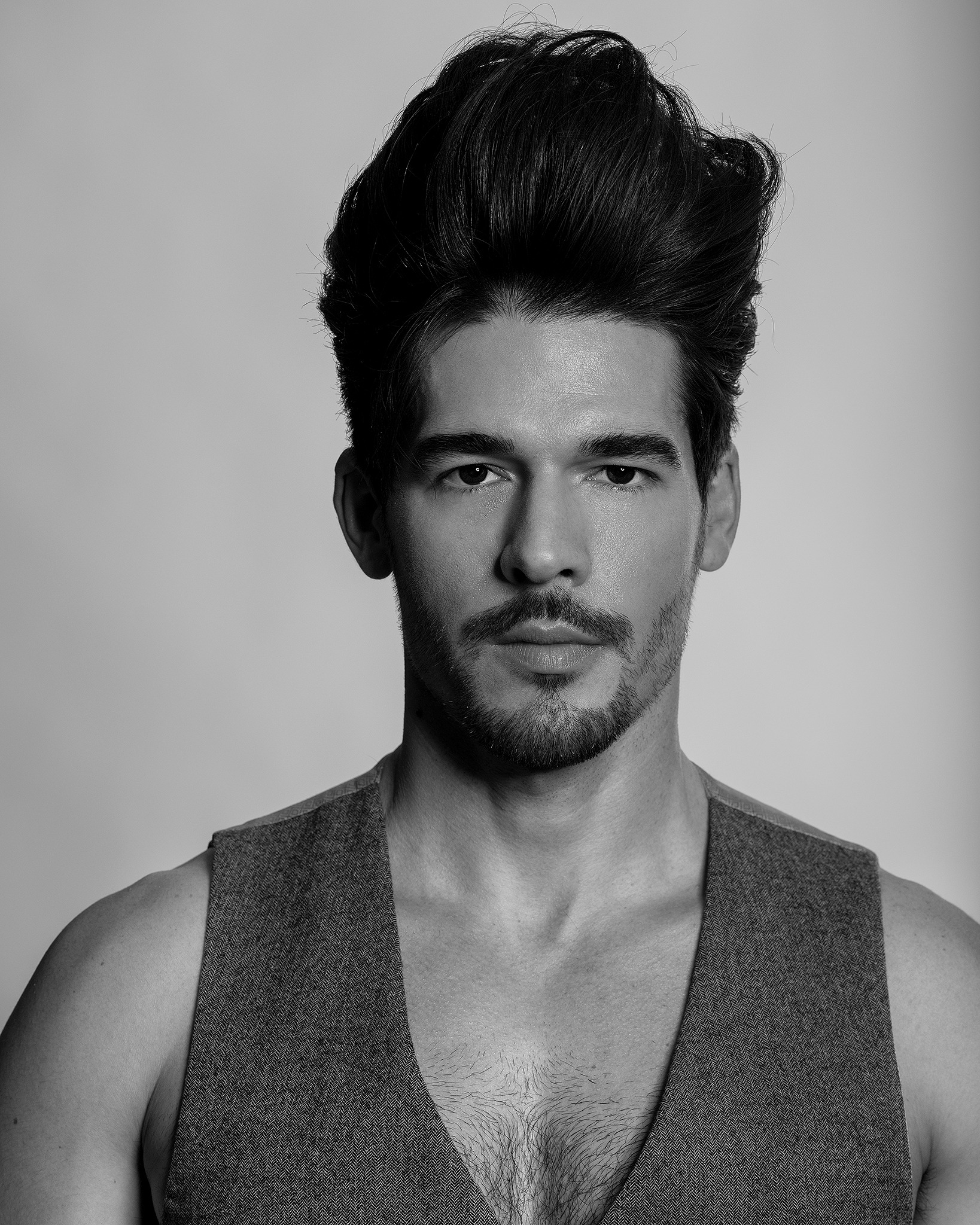 Retrato en blanco y negro de Yosvel Hervis
