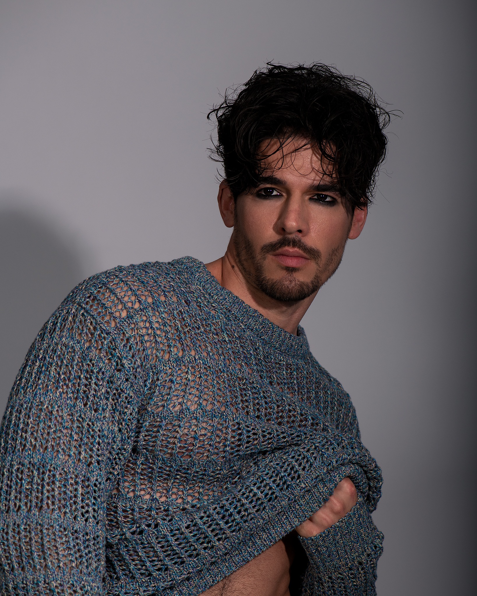 Editorial masculina con jersey azul