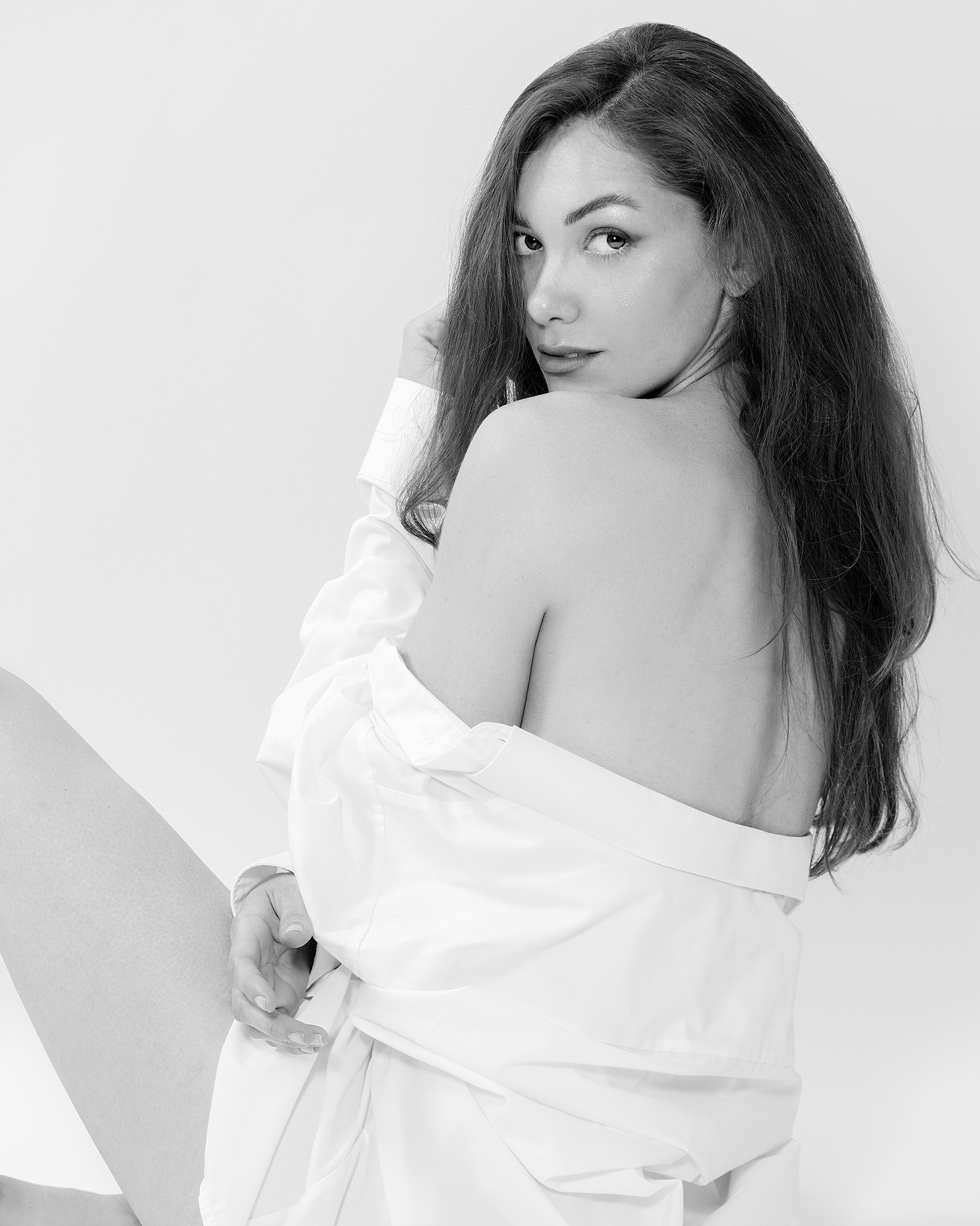Retrato editorial con camisa blanca