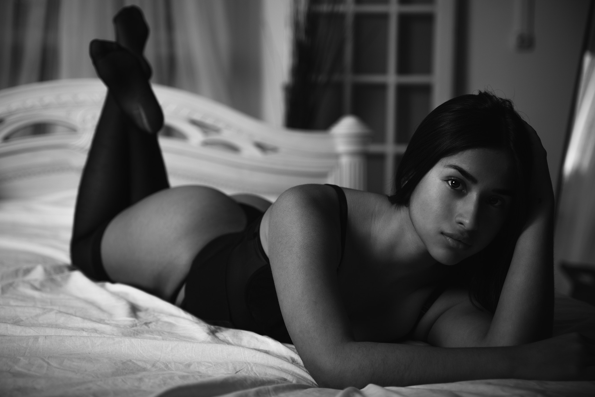 Vanesa sobre la cama en blanco y negro