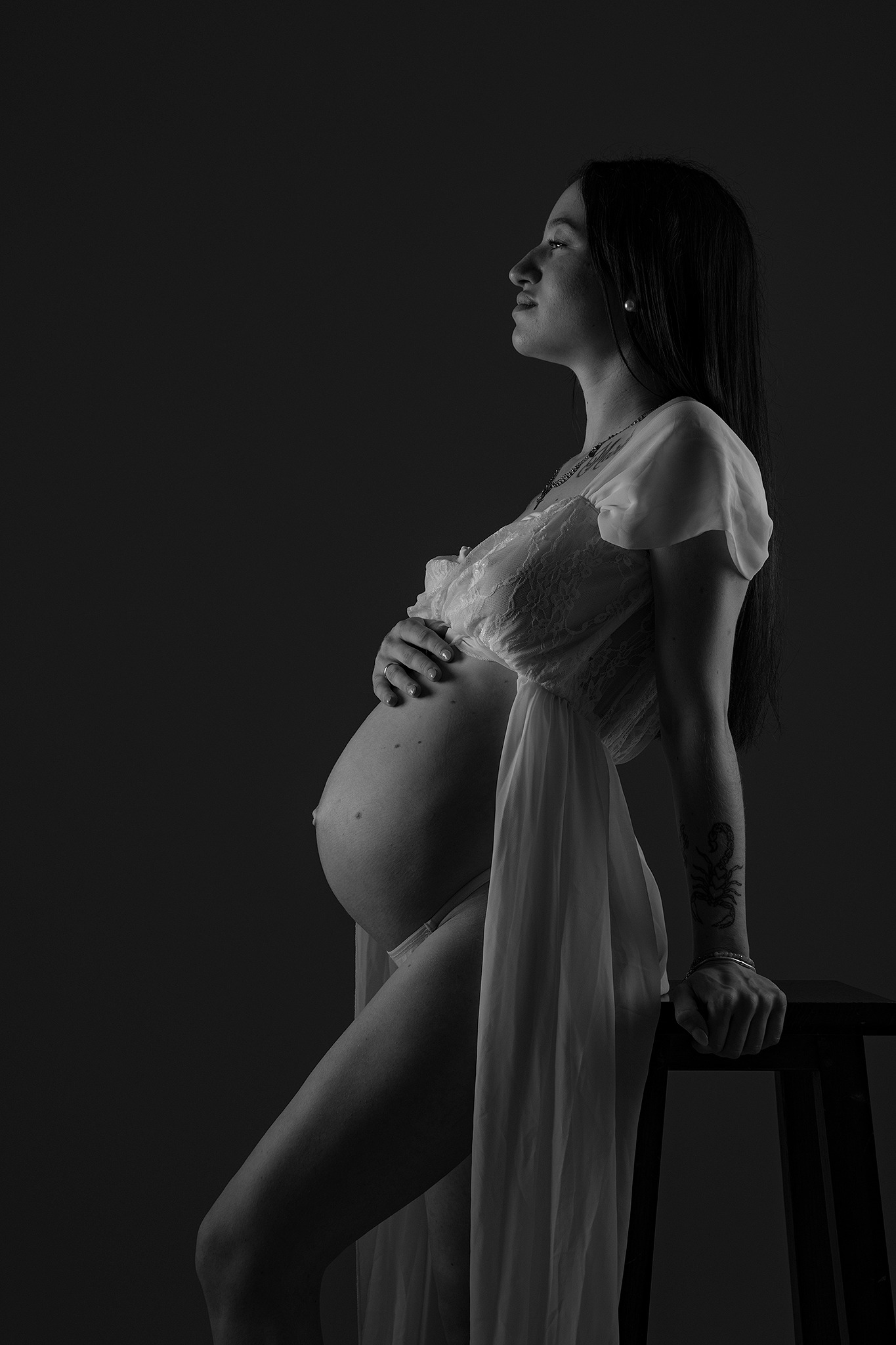 Retrato de embarazo en blanco y negro