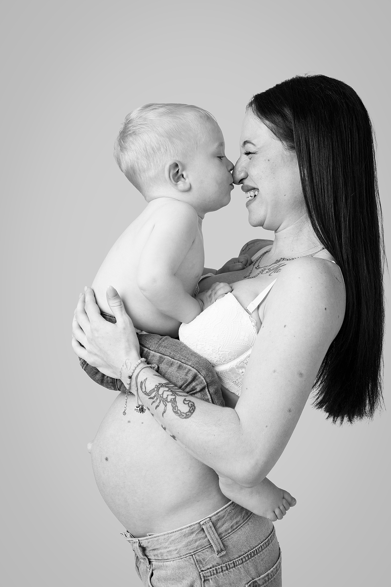 Claudia junto a su hijo
