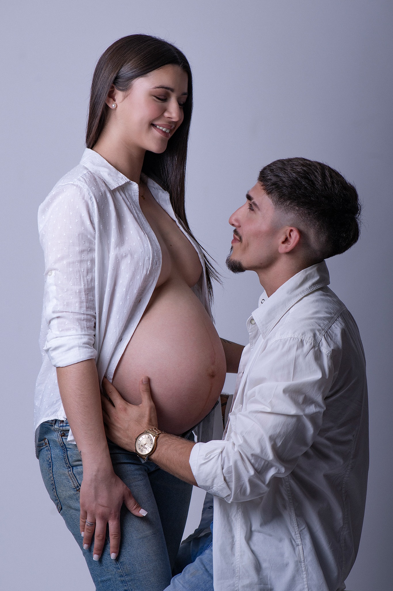 Retrato íntimo de pareja durante el embarazo