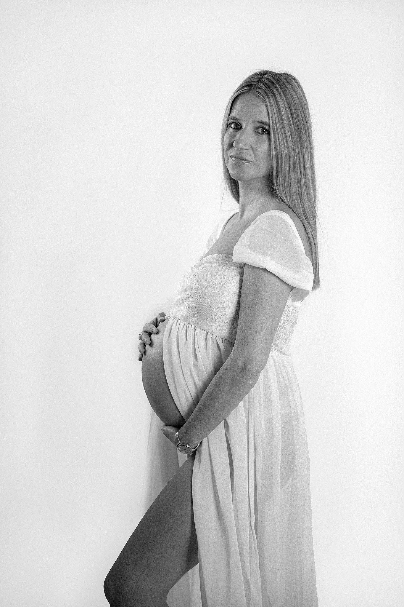 Retrato de embarazo de Marina en blanco y negro