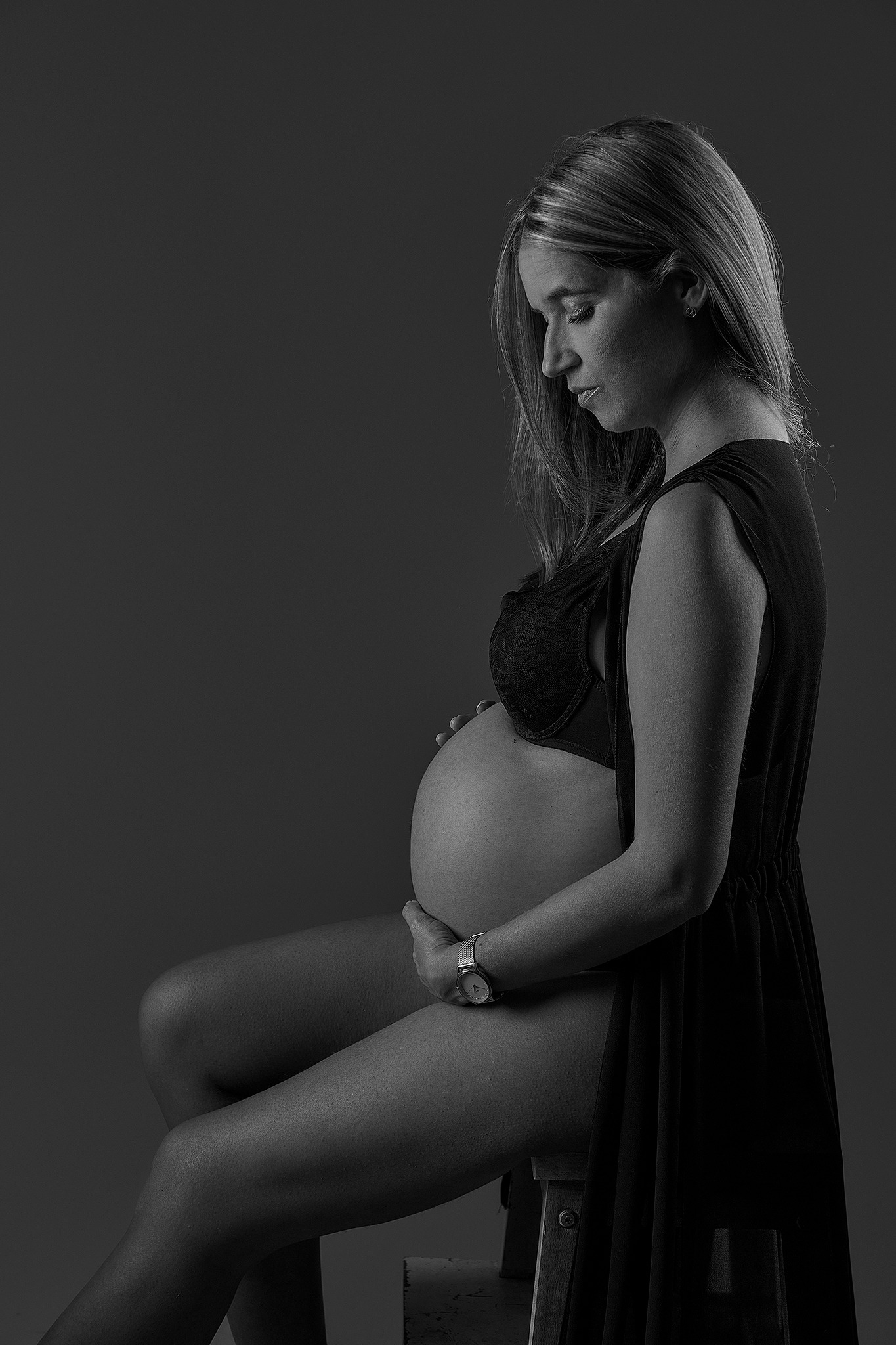 Maternidad editorial en blanco y negro