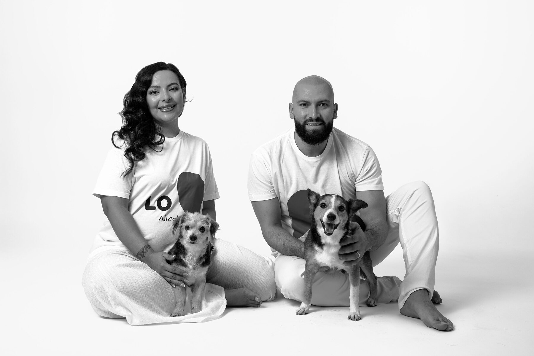 Nicol y Javi con sus perros en una sesión de embarazo
