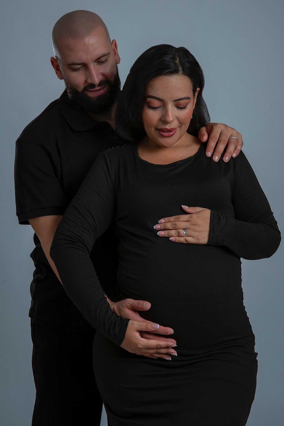 Editorial de embarazo con estilismo negro