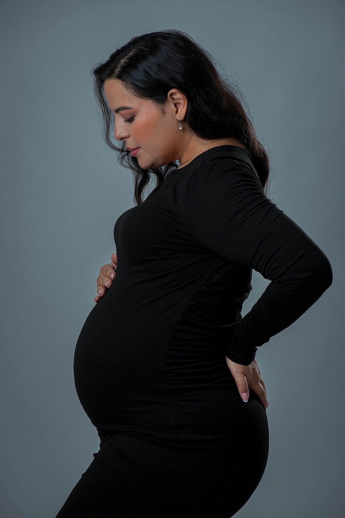 Pareja en una composición editorial de maternidad