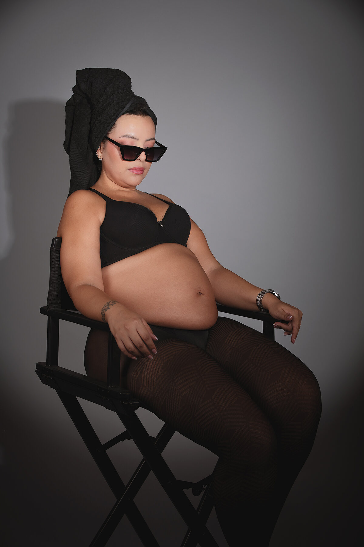 Maternidad Fine Art con vestido lila
