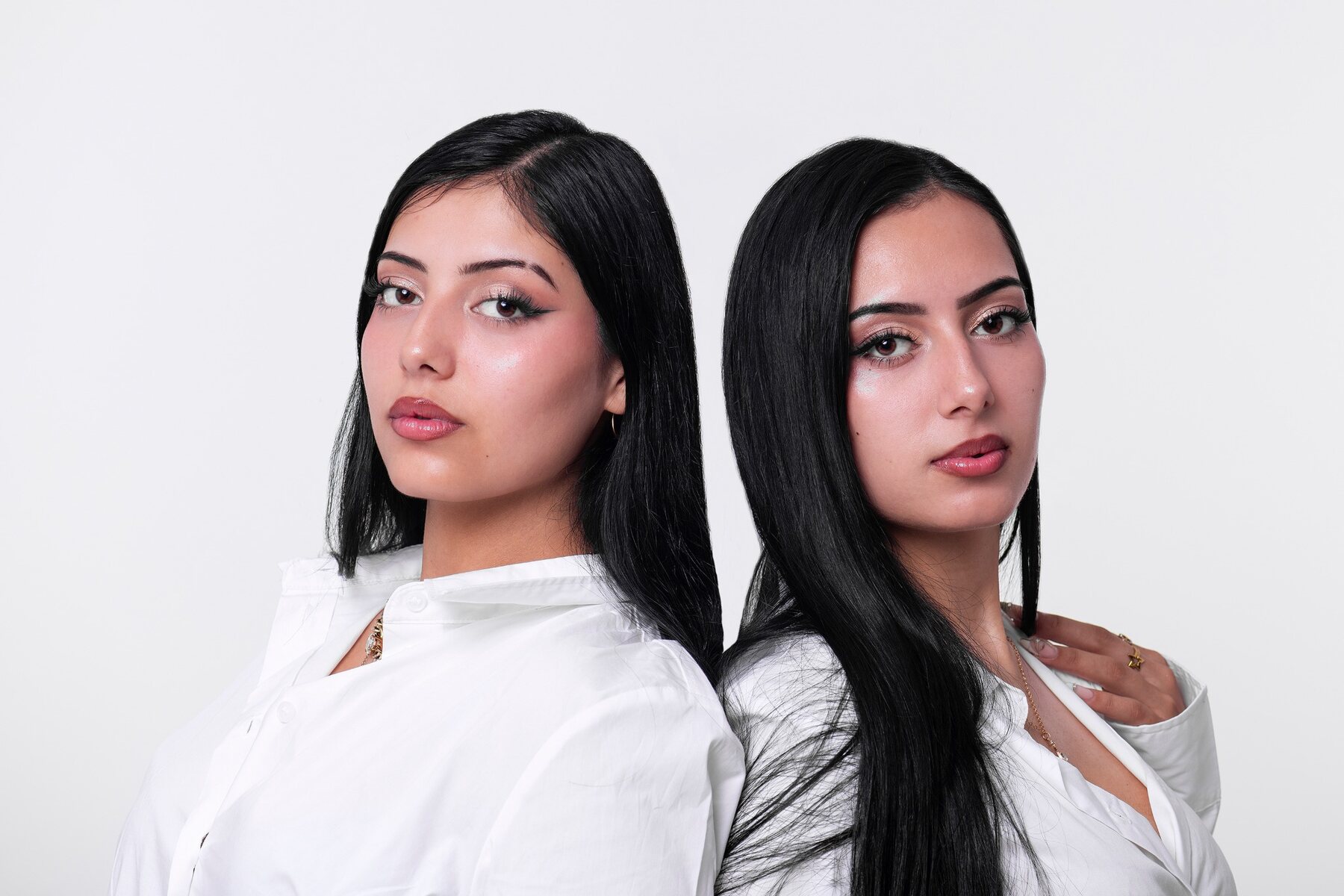 Tres Hermanas en estudio con estilismo blanco
