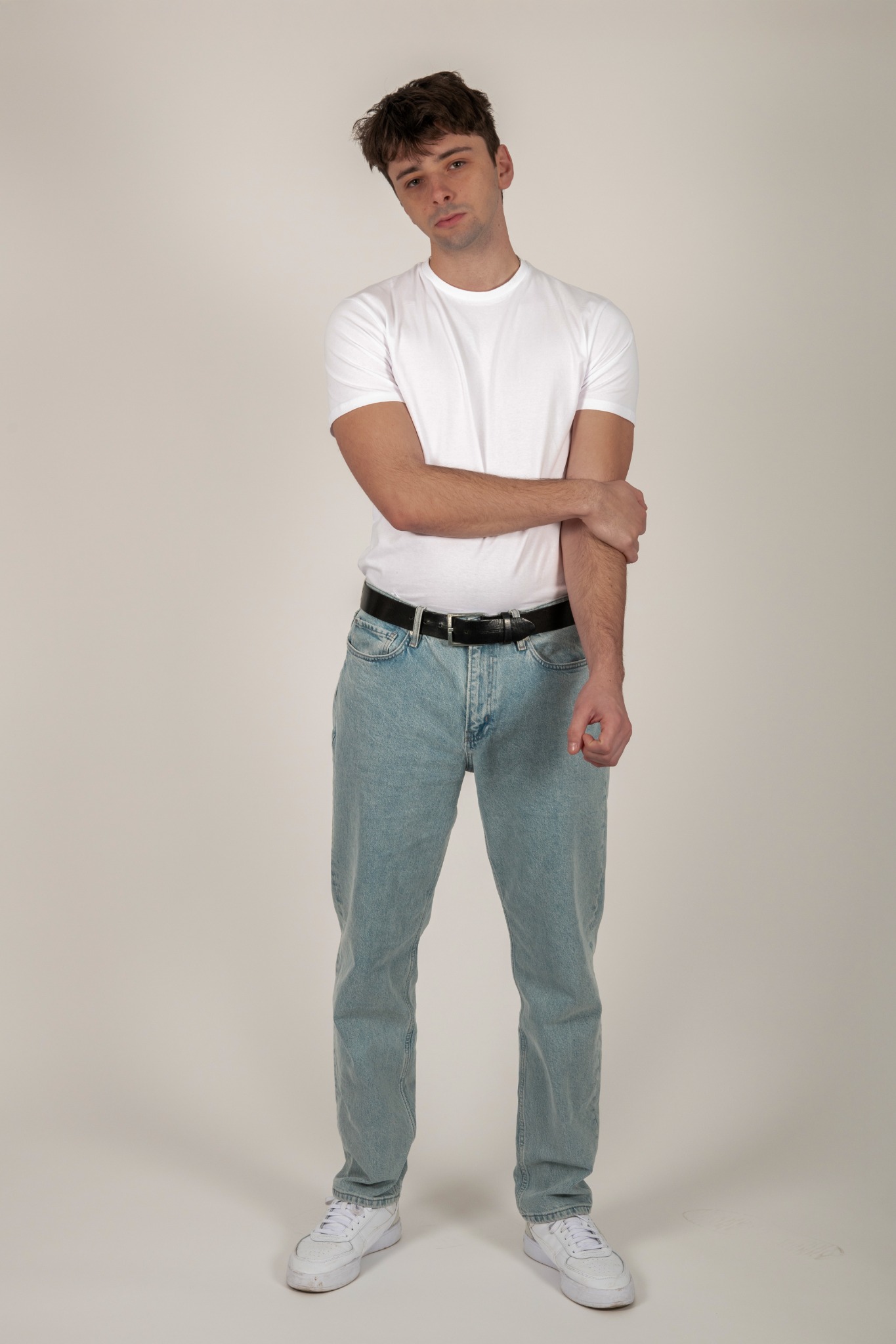 Cuerpo entero frontal masculino