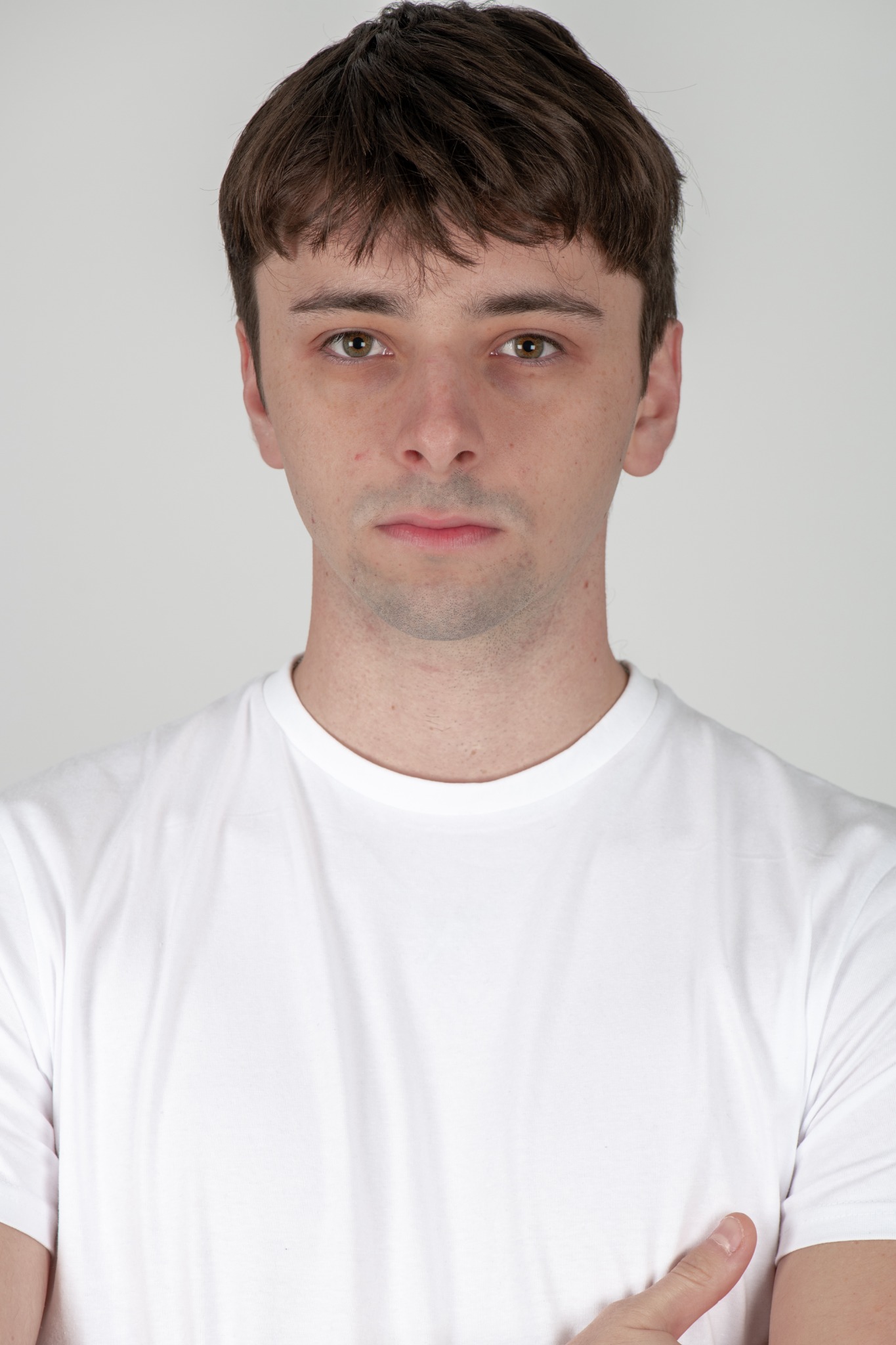 Headshot frontal masculino