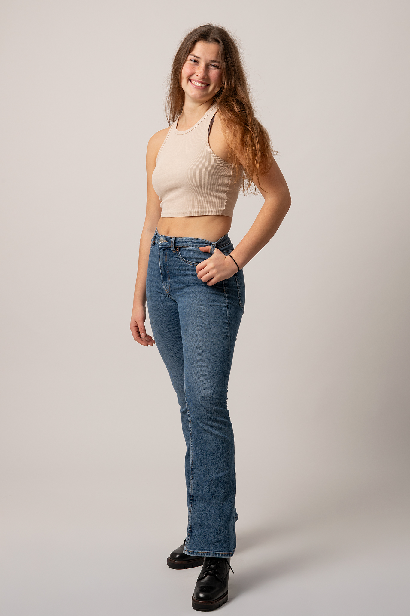 Pola sonriente de cuerpo entero